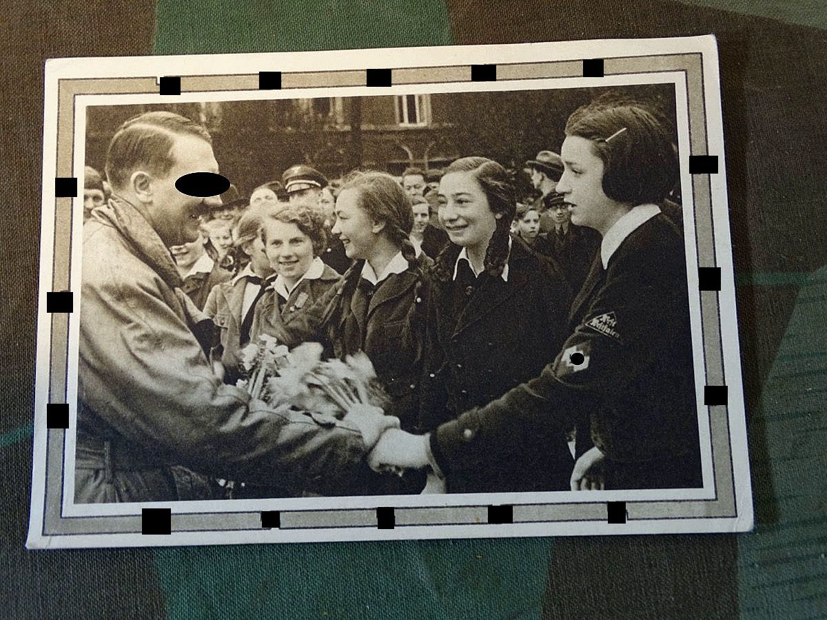 BDM Propaganda Postkarte BDM Mädels in Uniform begrüßen den Führer, Rand mit umlaufenden HK´s