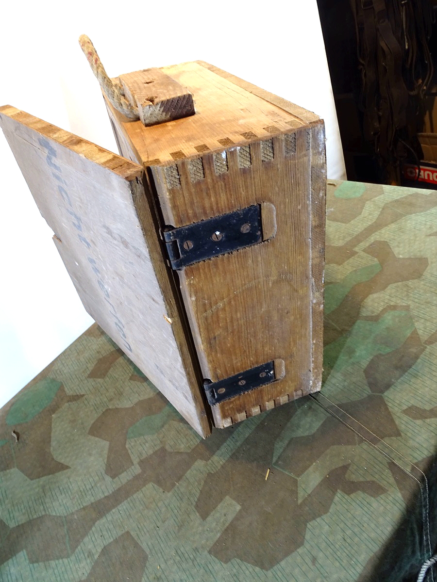 20643-5 Wehrmachts Holz Munitionskiste oder Zünderkiste, Etikett: bda März 1945