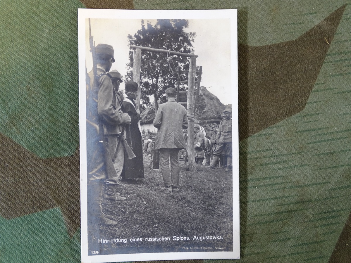 Fotospostkarte: Österreichische Soldaten bei Hinrichtung eines russ. Spions in Augustowka  1. WK