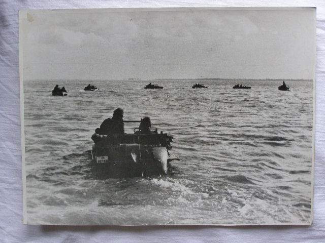 Waffen SS Schwimmwagen bei Vorstoss über e. Fluss 1941