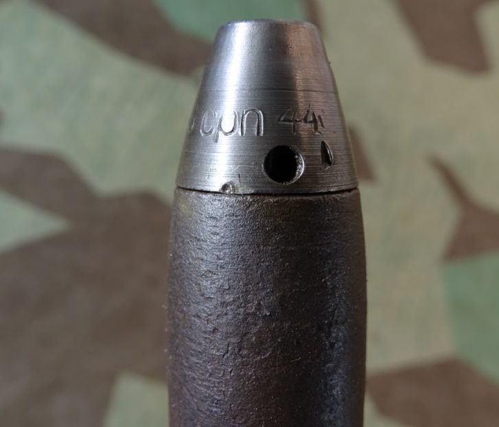 Deko-Patrone 2 cm Flak 38, lackierte Stahlhülse, Eisenzünder, Ladungssäckchen