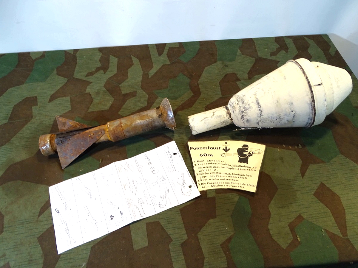 Deko Kpf zur Wehrmachts  Panzerfaust 60 oder Pzf. 100 mit Leitwerk, teilrestauriert 