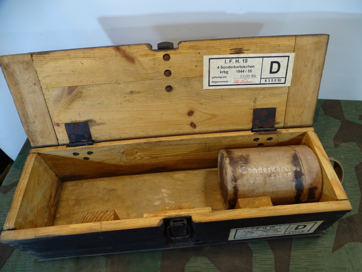 Holz Munitionskiste Sonderkartusche LFH 18 mit Pappbehälter und Etiketten. 