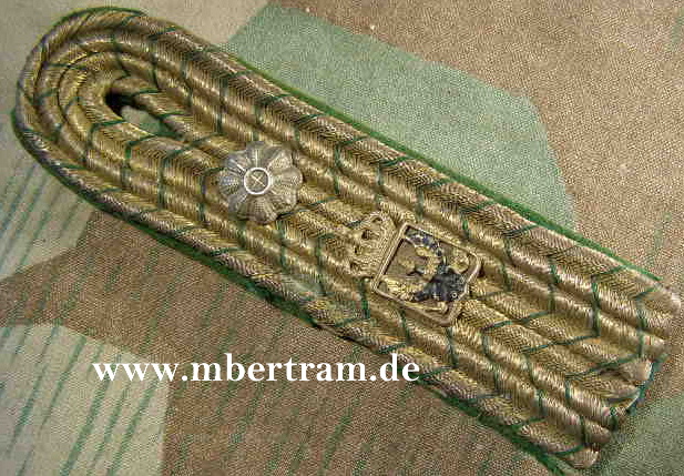 Beamtenschulterklappe Preussen, mit grünem Filz unterlegt