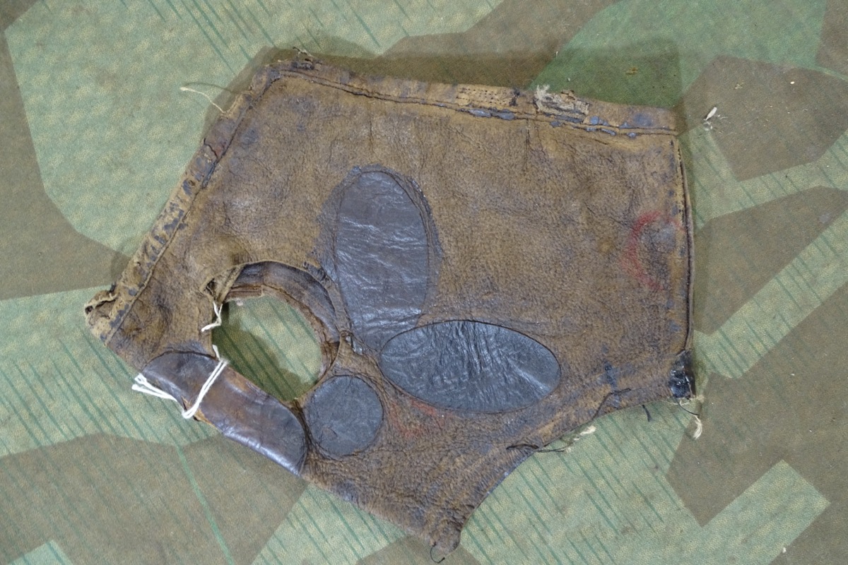 20332-1 Leder von einer 1. Weltkriegs Gasmaske. Ohne Augenringe, Ventil, Riemen