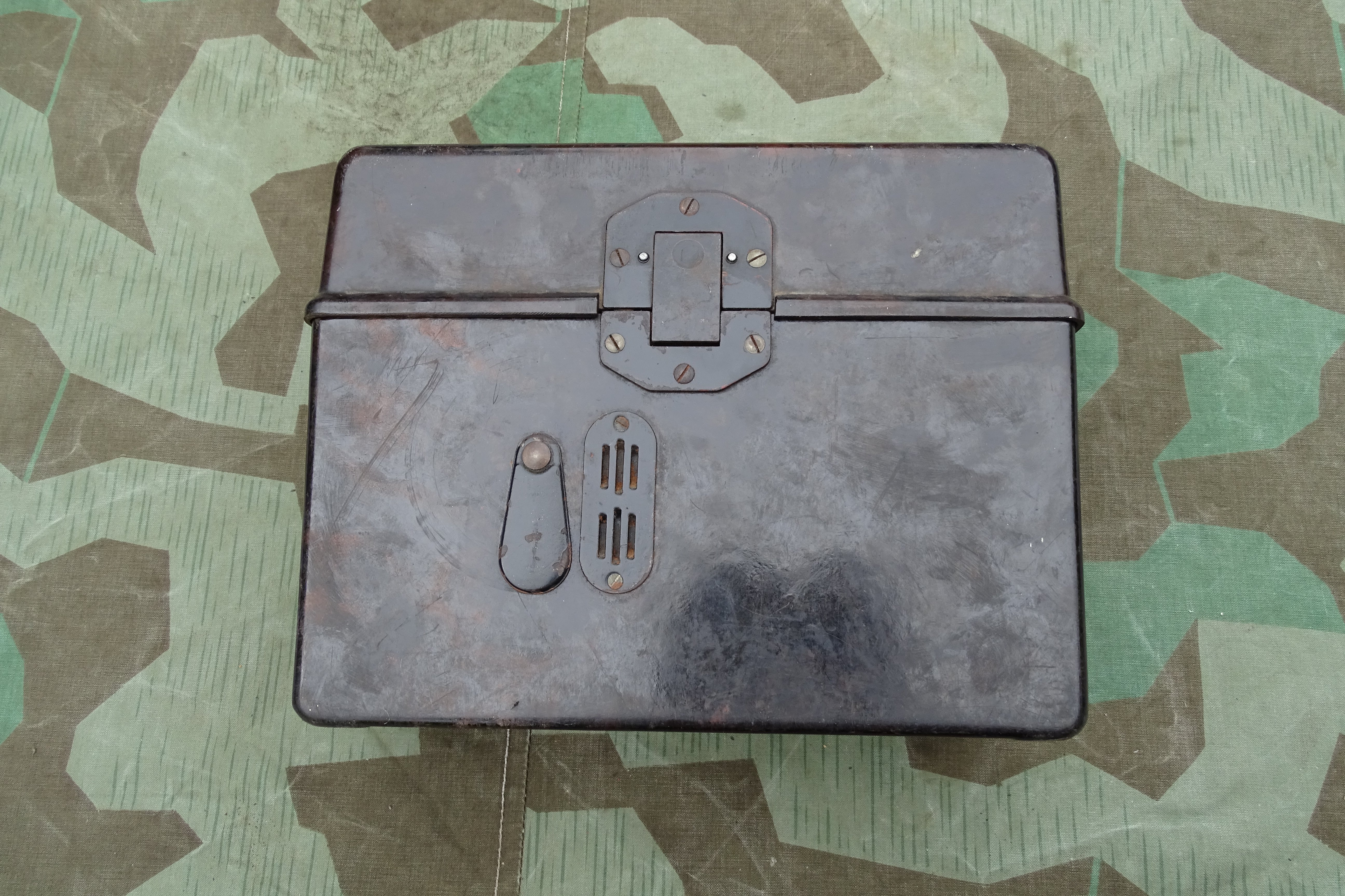 11603-11jpg Wehrmachts Feldtelefon, mit Hörer und Kurbel, alles Baujahr 1942.