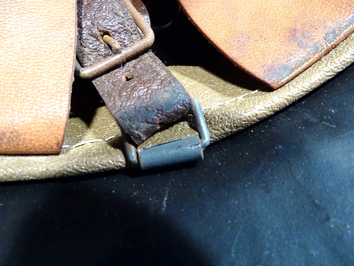 20929-10 Wehrmachts Stahlhelm M 42 mit sandfarbener Afrikakorps Tarnfarbe unter schwarz.