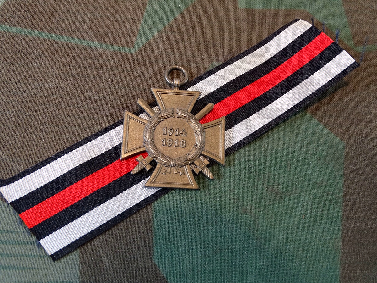 Ehrenkreuz für Frontkämpfer 1914/ 1918 mit Schwertern. Hersteller T & T.L. 