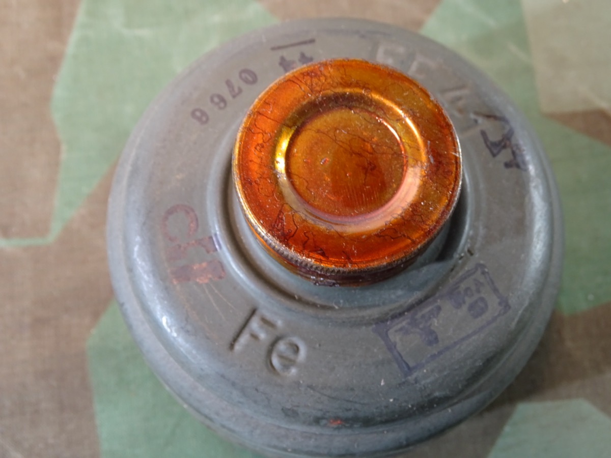 Gasmasken Filter FE 41 Wehrmacht, unbenutzt, beide Verschlusskappen, 1944, WaA, Hersteller fcc aus Sachsen