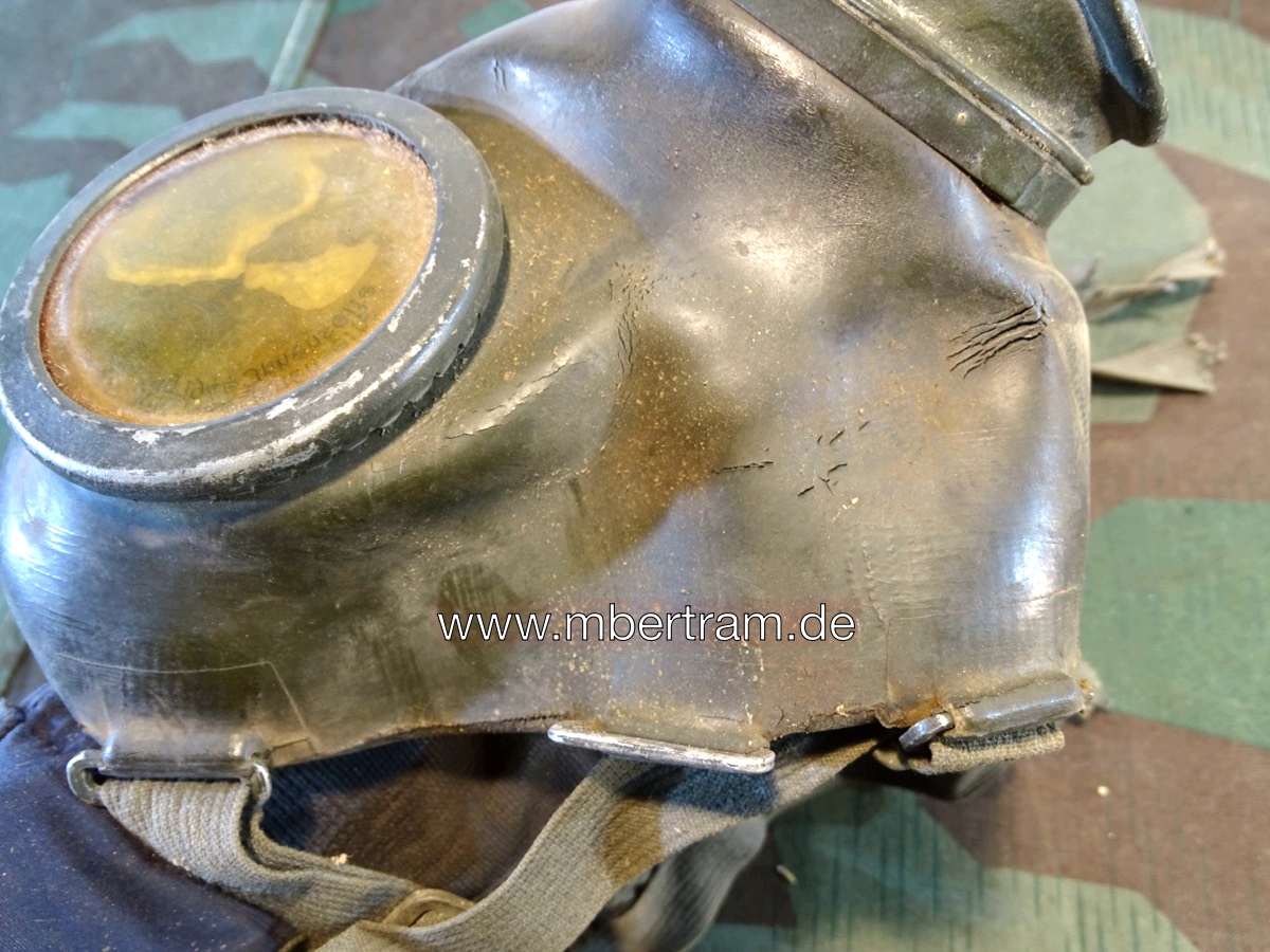 20867-9 Gasmaske Wehrmacht, recht trocken, leichte Risse mit Filter FE 41