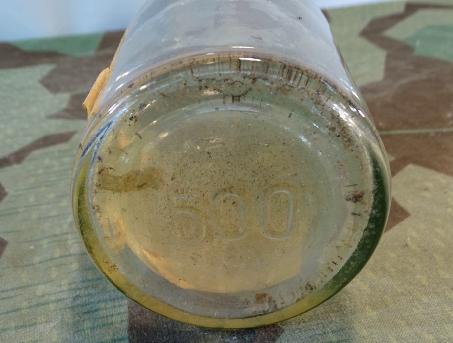 Glasflasche zu 500 Gr. zum Herstellen einer 5% Natrium Bicarbonat Lösung, 1941, Hausapotheke / Sanitätsmaterial. 