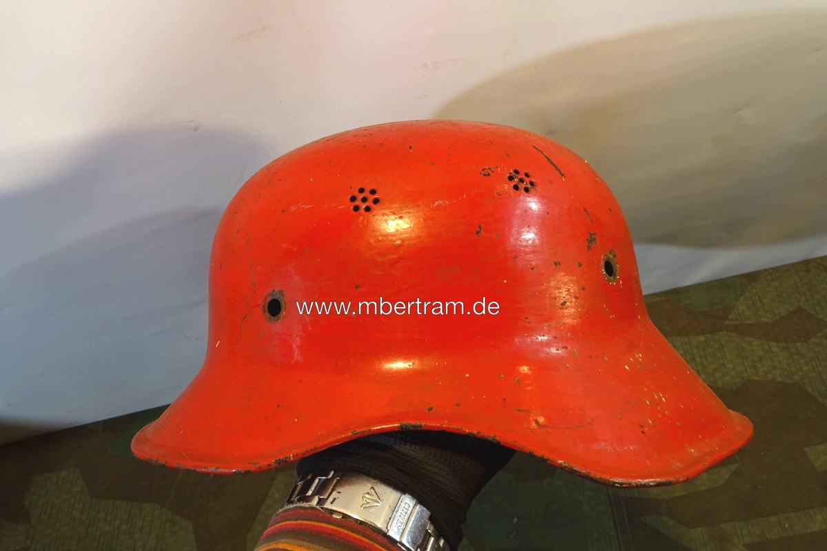 Einteiliger Luftschutz Helm, Gladiator  Form, rot überstrichen