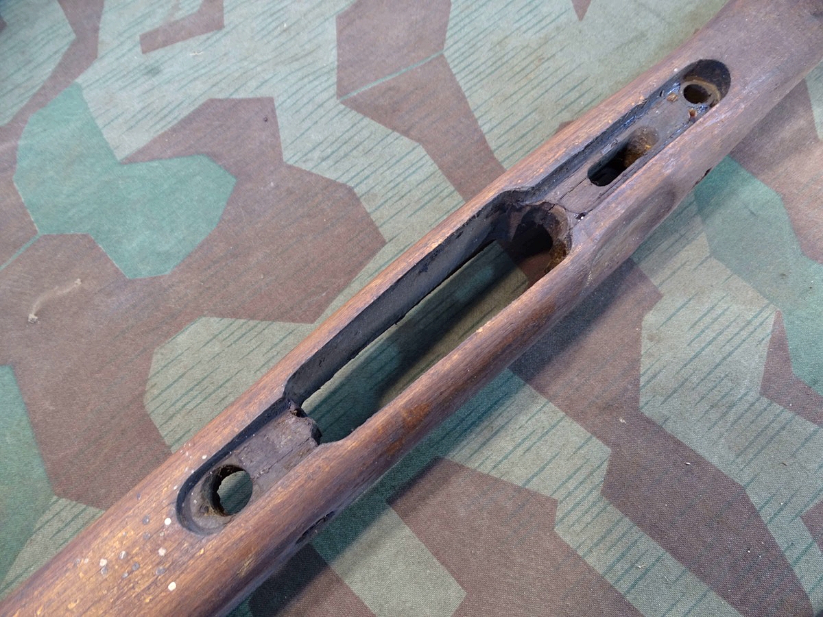 Komplette Schäftung K 98 Wehrmacht, Schichtholz, m. Beschlägen u. Magazinkasten Komplette Schäftung K 98 Wehrmacht, Schichtholz, m. Beschlägen u. Magazinkasten