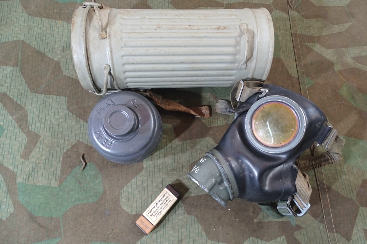 Kriegsmarine Gasmaskendose mit Maske, Filter, Losantin um 1944