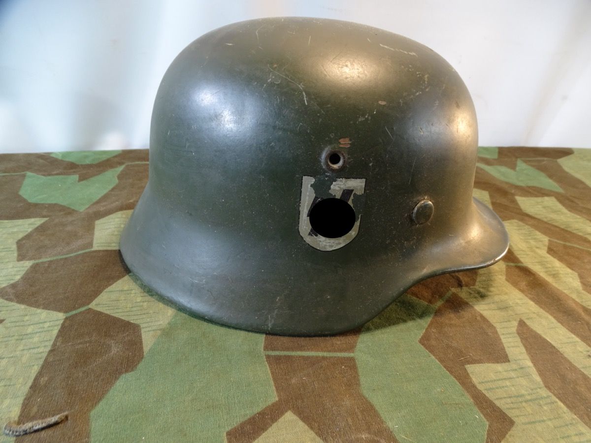 Waffen SS Stahlhelm M 40, Hersteller ET 64, Wappen erneuert. 