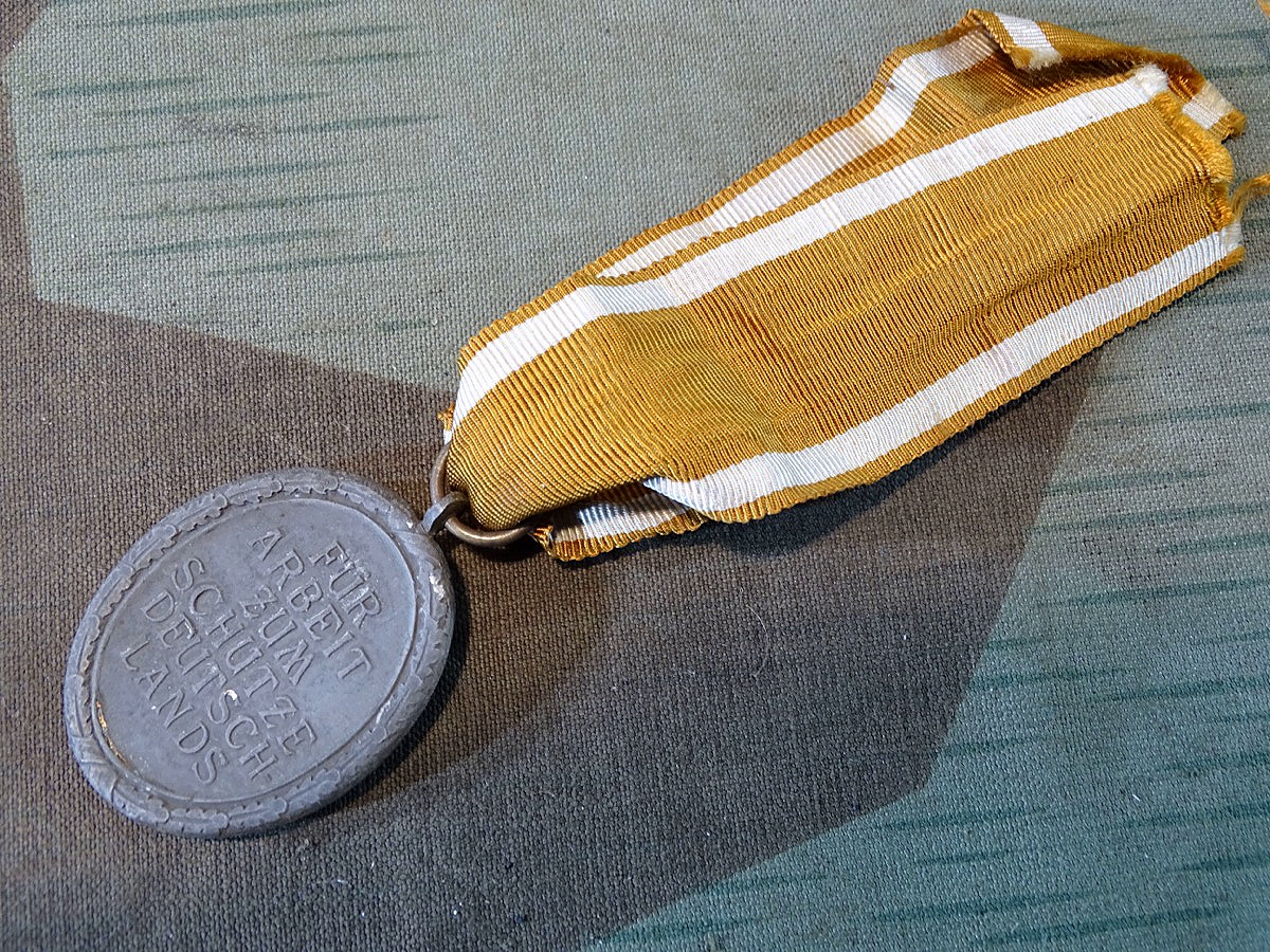 Deutsches Schutzwall Ehrenzeichen, Feinzink, am Band.