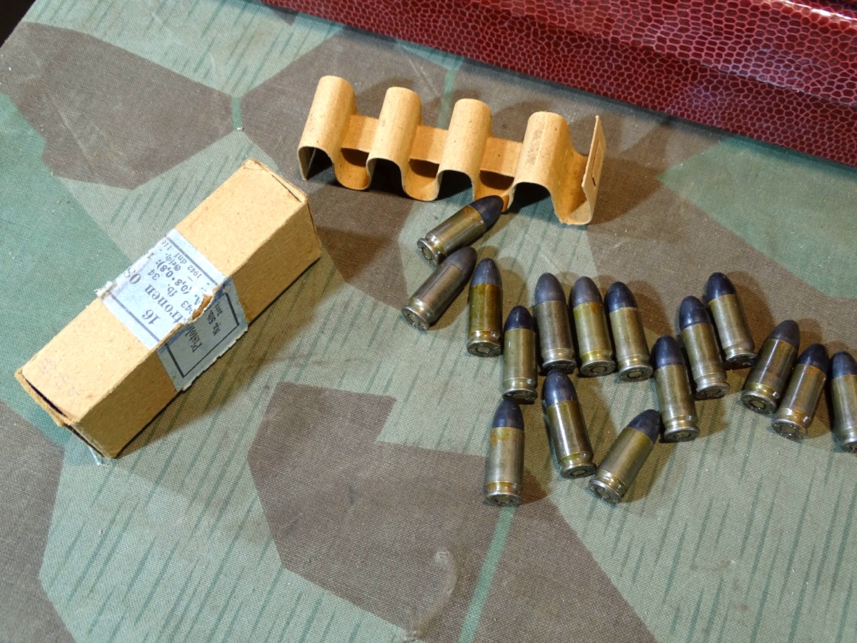 16 Deko Pistolen Patronen 08, alle ( nrgl.) fb 1943 gestempelt, mit Originalschachtel, 2. Weltkrieg,