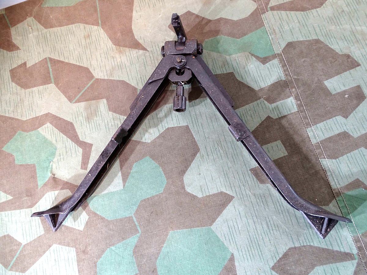 MG 42/53 Zweibein. Wie MG 42 Zweibein der Wehrmacht. Gebrauchtes Original, arsenalgefettet.- 