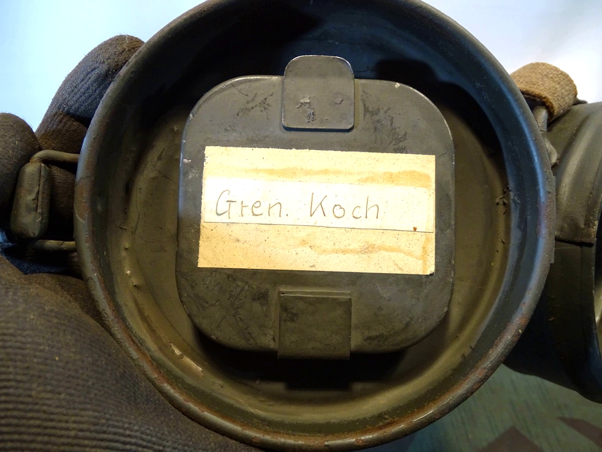 20925-28 Gasmaske mit Dose M 38 und Filter FE 41, (unbenutzt) und Losantin, alles 1944