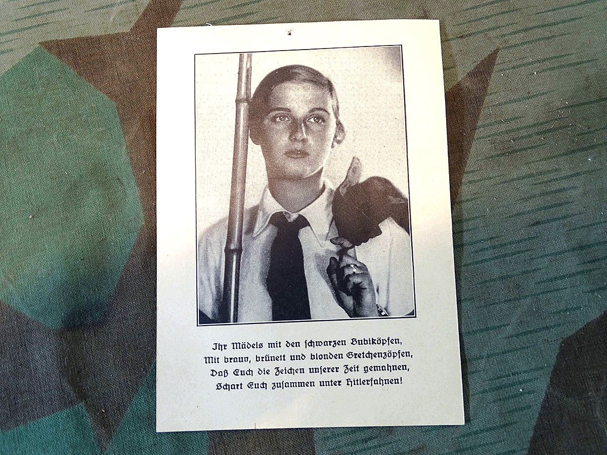 BDM Propaganda Postkarte: "Ihr Mädels mit den schwarzen Bubiköpfen, mit braun, brünett und blonden Gretchenzöpfen ...