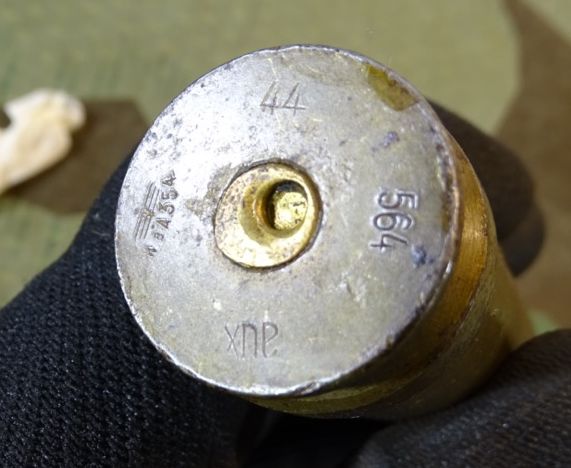 Deko-Patrone 2 cm Flak 38, lackierte Stahlhülse, Eisenzünder, Ladungssäckchen