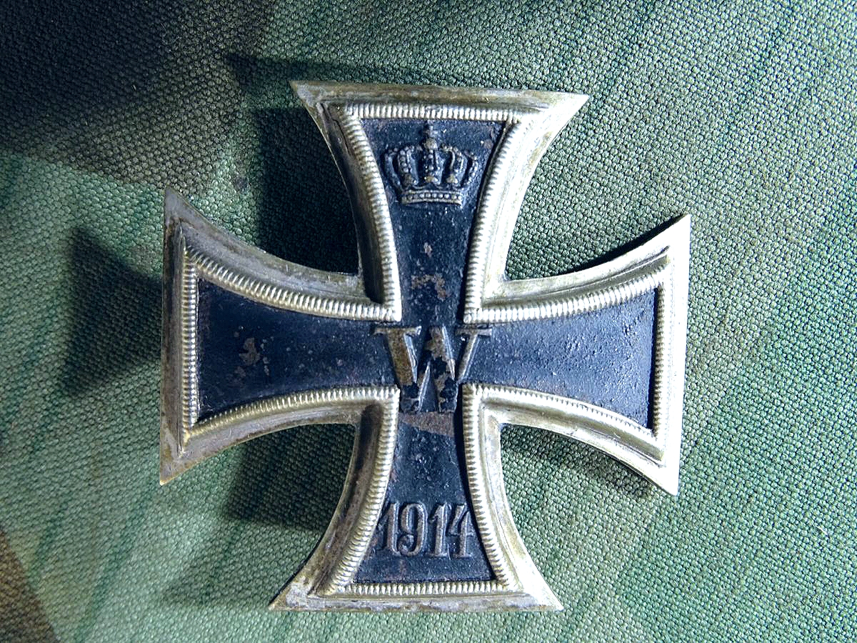 Eisernes Kreuz 1. Klasse 1914 Magnetischer Eisenkern, gewölbt, 800er Silberstempel