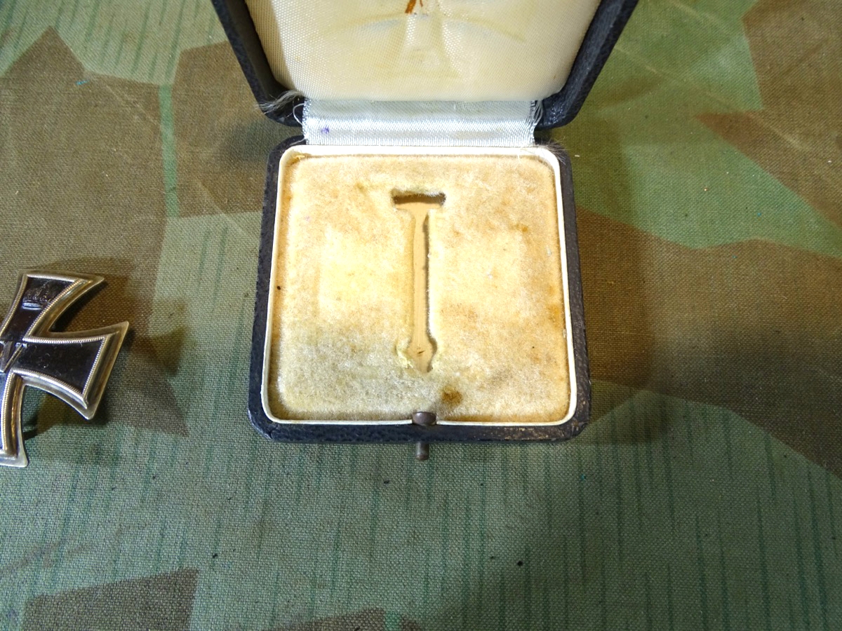 Eisernes Kreuz 1. Klasse 1914 mit Etui. Magnetischer Eisenkern, gewölbt, 800er Silberstempel