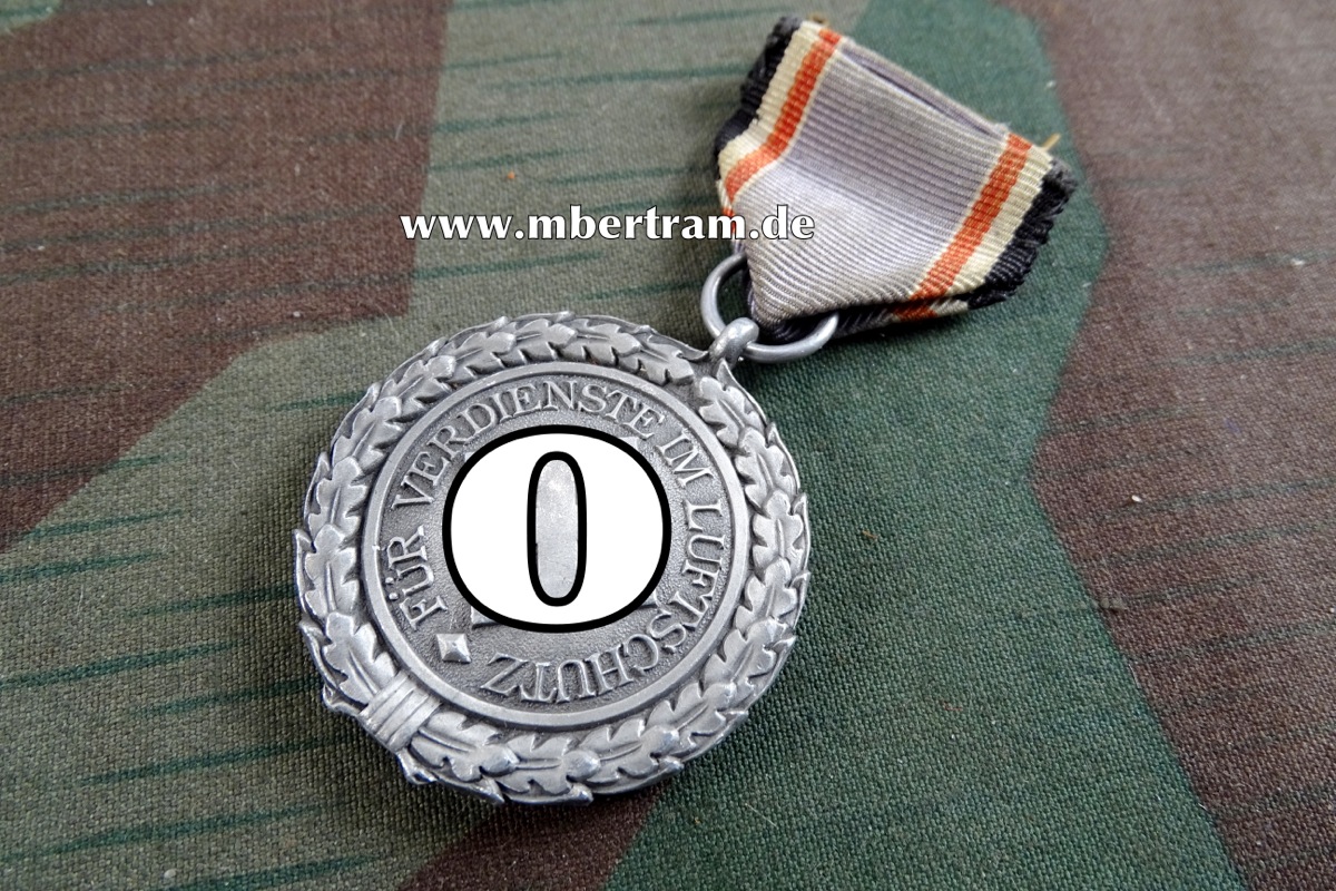 Luftschutz - Ehrenzeichen 1938 , 2. Stufe, Alu, am Band mit Tragenadel