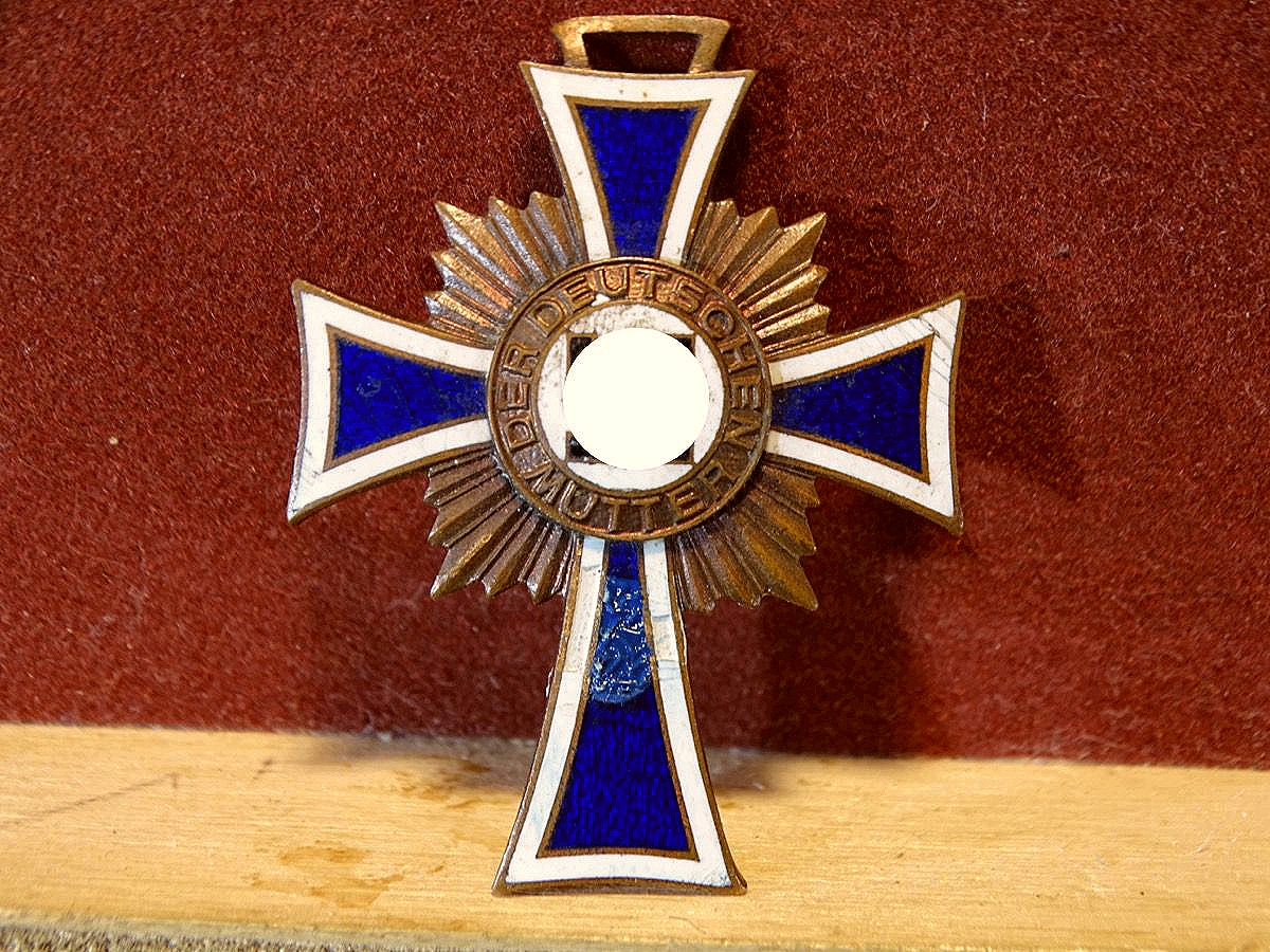 Mutterkreuz / Ehrenkreuz der Deutschen Mutter in Bronze. Mutterkreuz III.Stufe o.Band, Emaillchips