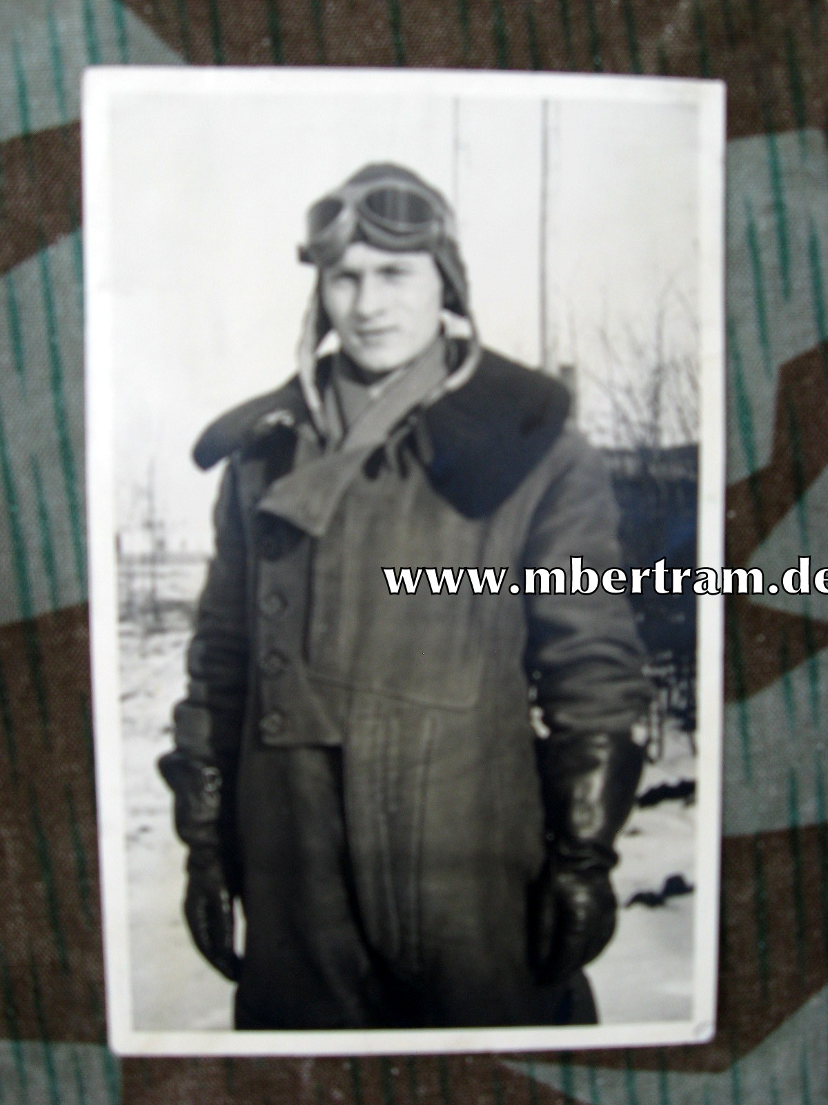 Luftwaffen Flieger in dickem Flugkombi mit Kopfhaube