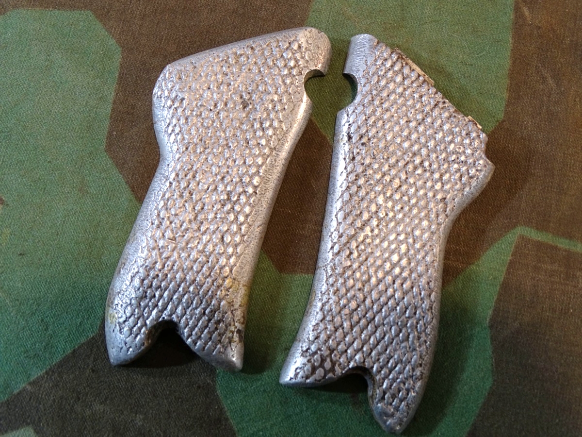 Pärchen Original P 08 Griffschalen, Ersatzfertigung aus Metallguss