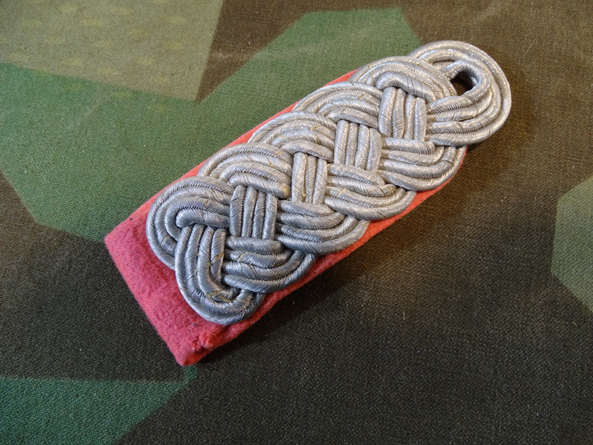 Einzel Schulterklappe für einen Major der Panzertruppe, Waffenfarbe rosa. 