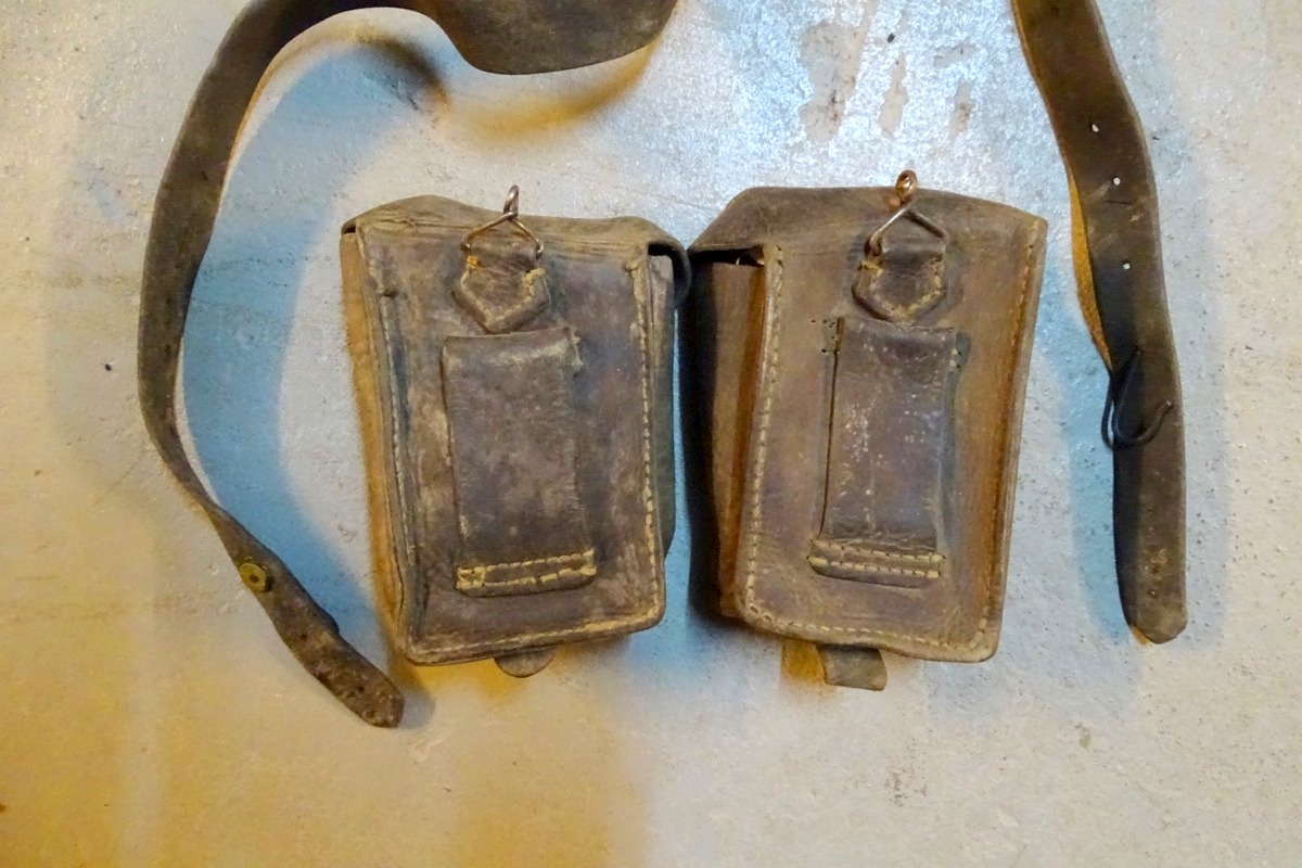 2 Magazintaschen für MG 30 (t) mit Y-Riemen und 3 Tragehaken,  Zustand 3