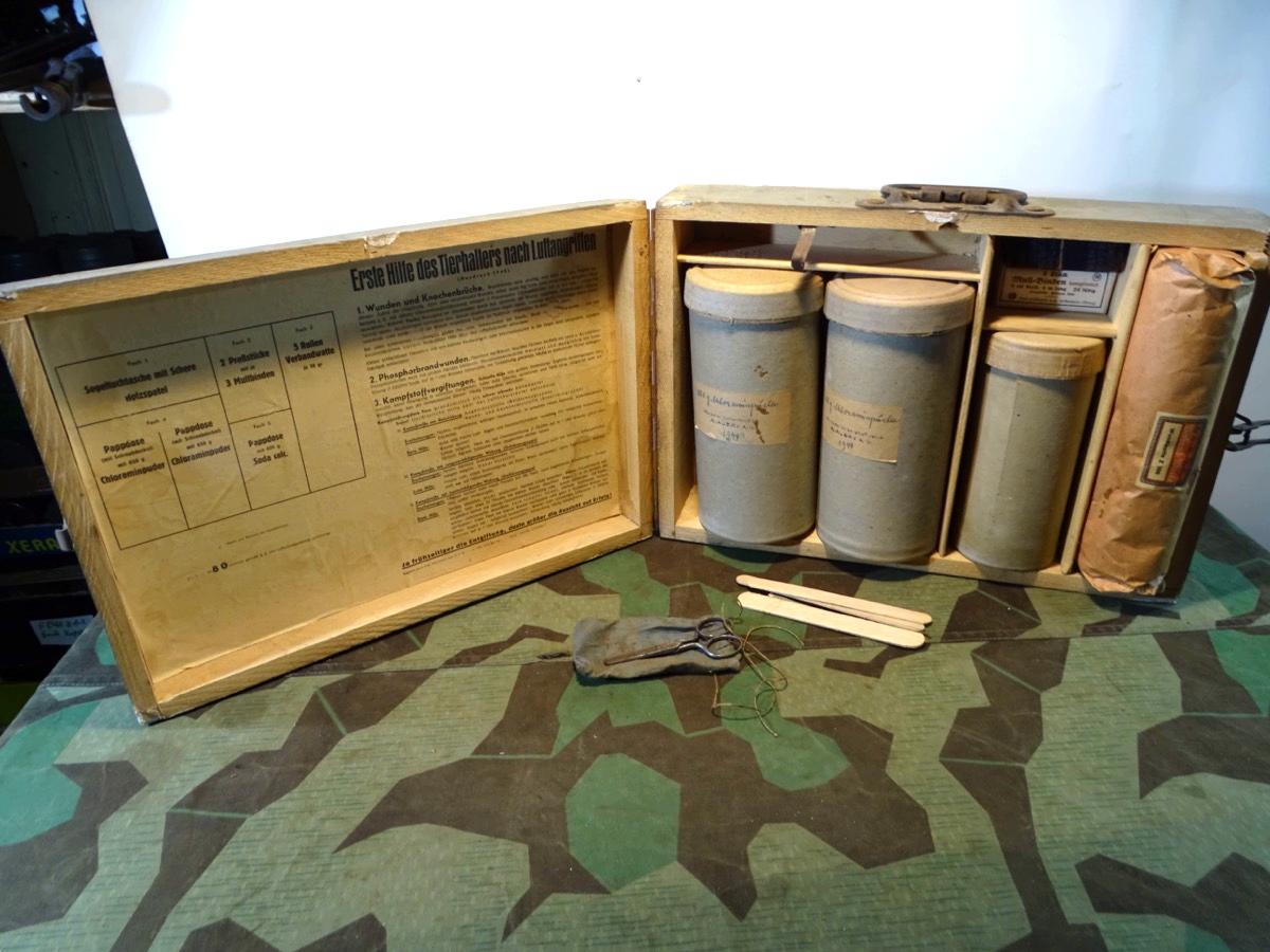 Komplett befüllter, schön erhaltener Tier Luftschutzkasten 39