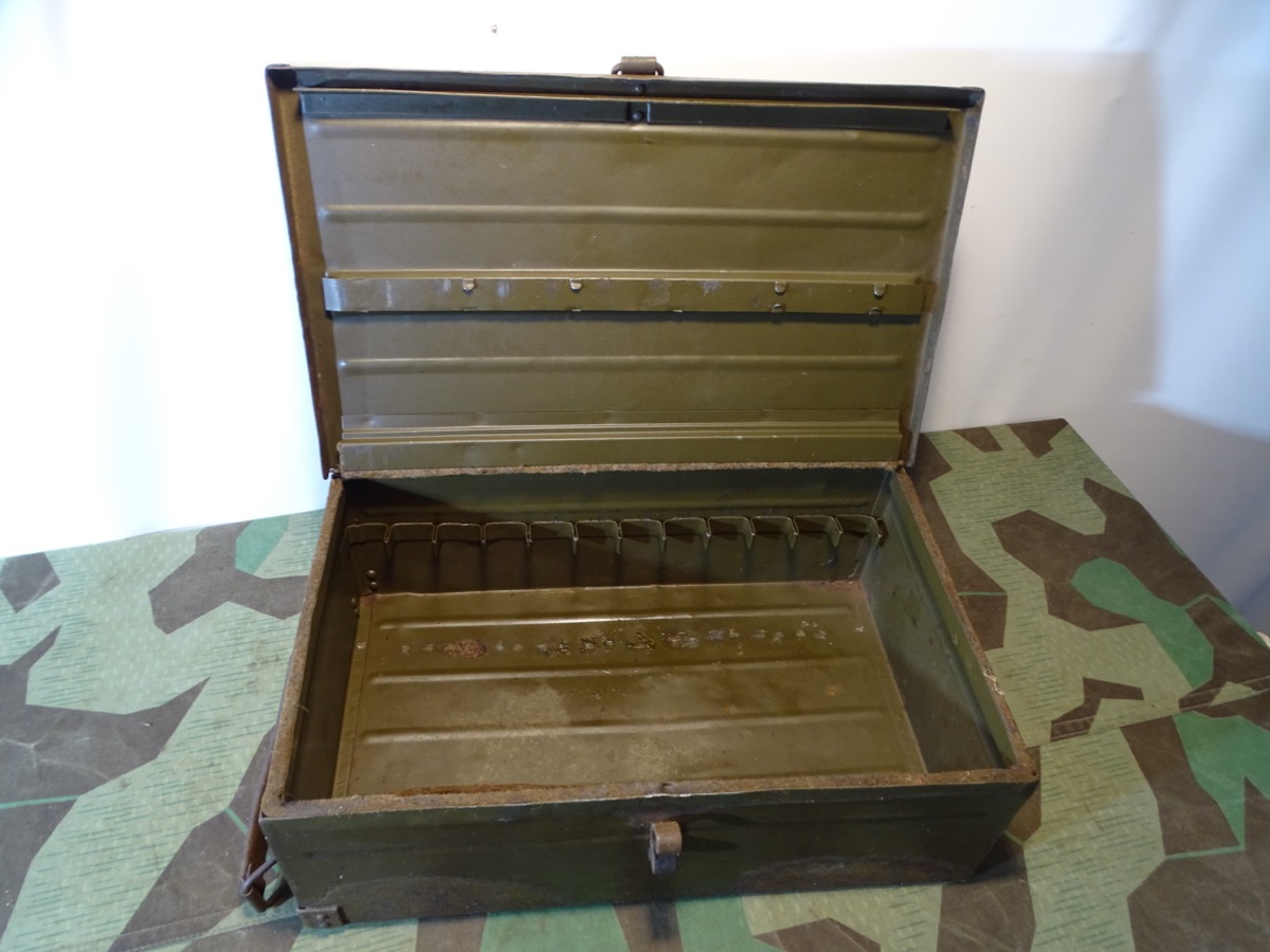 Britischer Magazinkasten für 12 Brenn MG Magazine 2. Weltkrieg, viel Farbe Britischer Magazinkasten für 12 Brenn MG Magazine 2. Weltkrieg, viel Farbe