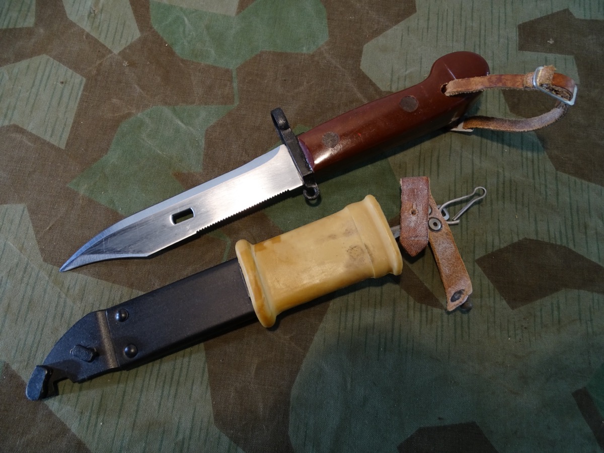 DDR NVA Seitengewehr / Bajonett AK47 Kalaschnikow Kampfmesser, roter Griff