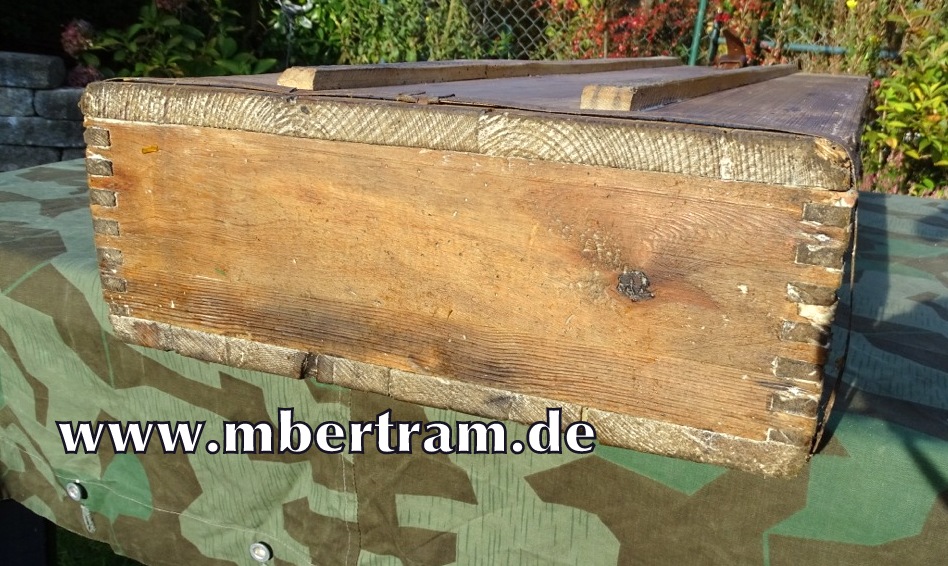 14698-11 Wehrmacht, späte Packkiste für 3 Stck 8,8cm Flak 18 Granaten, 1944/45, ca. 16 Kg, mit 3 Hülsen