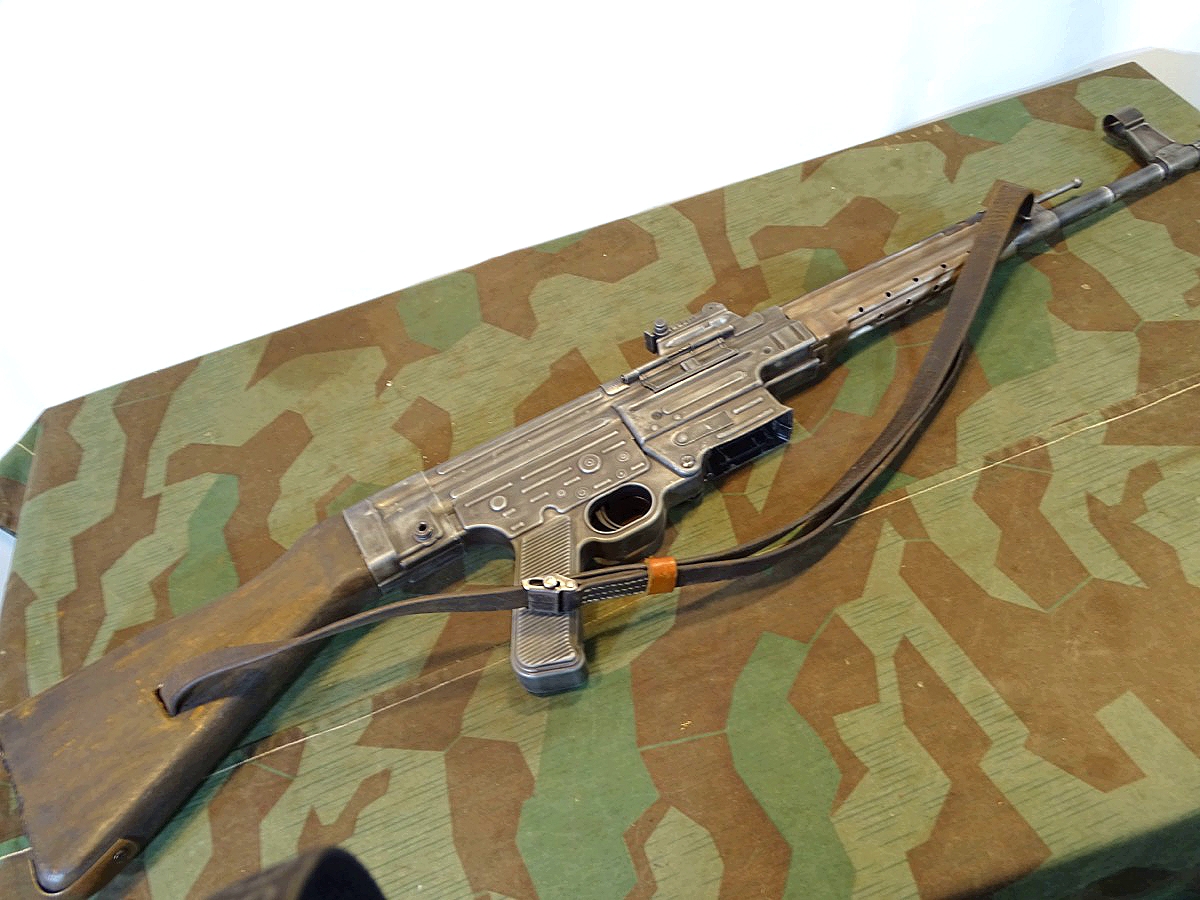 Metallguss Nachbau / Reprowaffe eines Wehrmachts Sturmgewehr 44 
