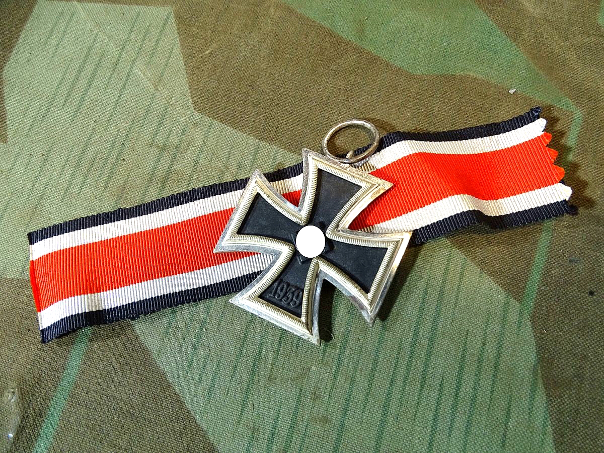 Eisernes Kreuz 2. Klasse 1939 mit Band, Hersteller 23, Kern volle Schwärzung