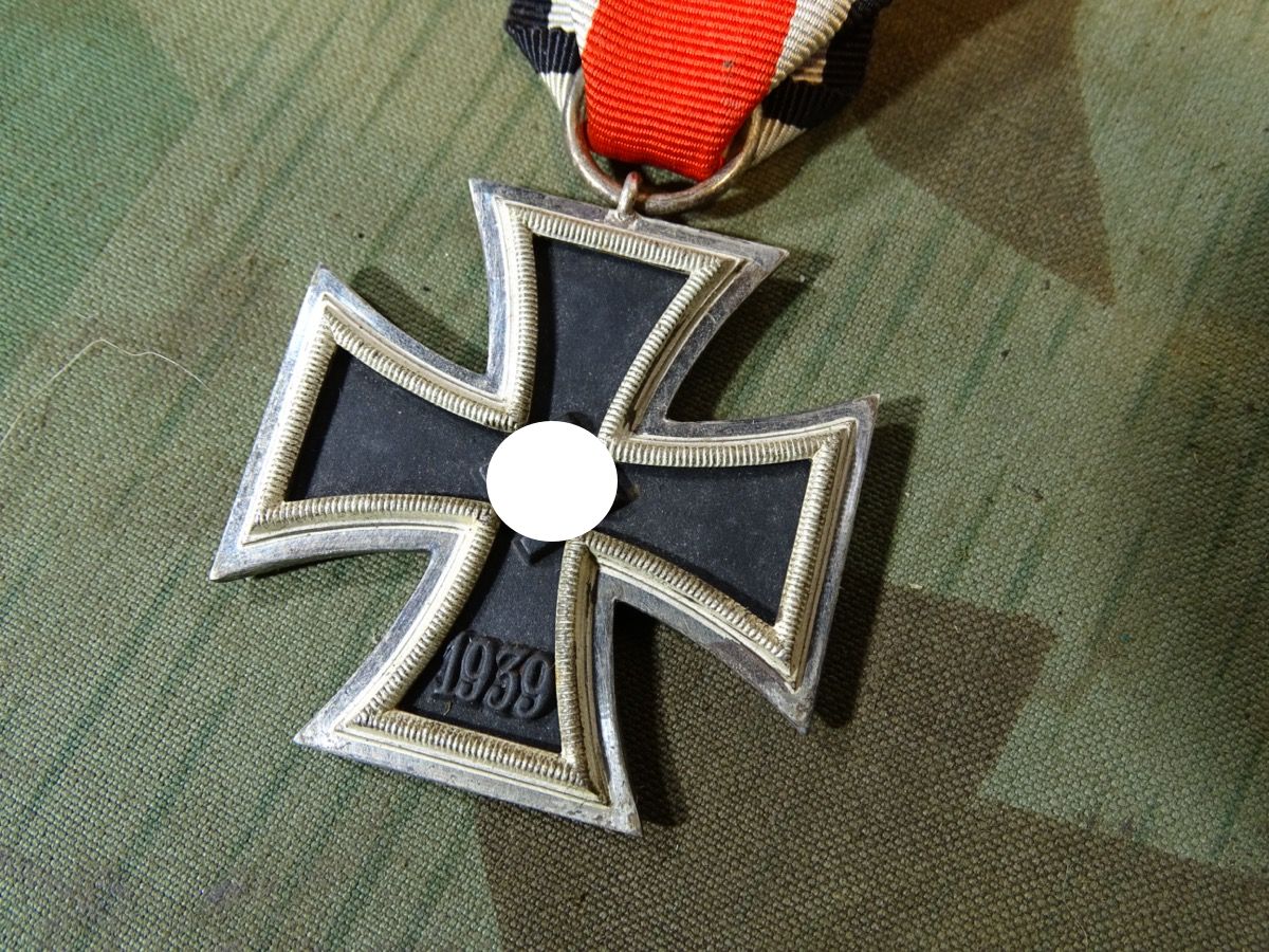 Eisernes Kreuz 2. Klasse 1939 mit Band, Hersteller 23, Kern volle Schwärzung