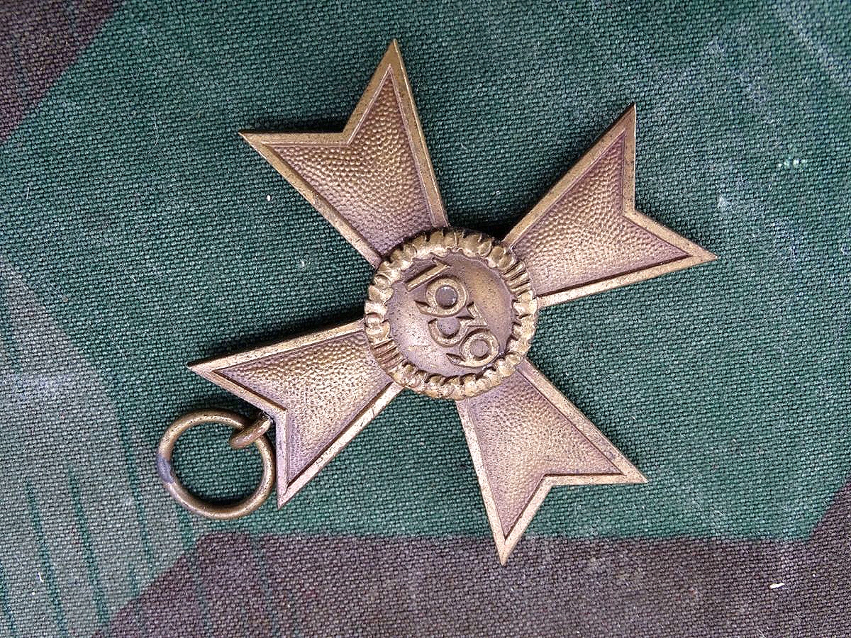 Ausgegebene Fehlfertigung !! Kriegsverdienstkreuz ohne Schwerter, Ring falsche Seite. SELTEN
