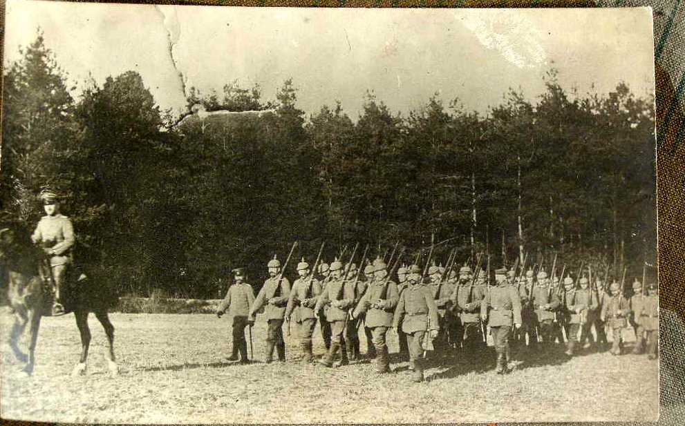 Dt. feldgraue Marschkolonne, Offiz. zu Pferde 1915 Polen