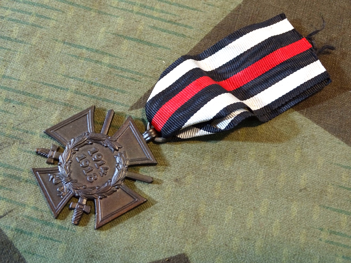 Ehrenkreuz für Frontkämpfer 1914/ 1918 mit Schwertern. R.V. 24 Pforzheim