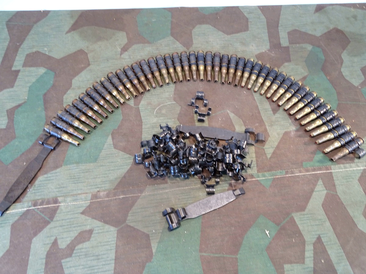 Gurtkette mit ca. 42 Stück Messing Deko Platzpatronen Munition 7,62x51, Nachkriegszeit. Zerlegegurt.