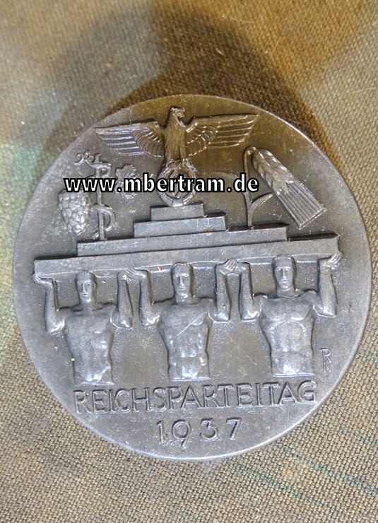 Ein Metallabzeichen zum Reichsparteitag 1937 Hst.: "M.Nett Fürth i.B. ".