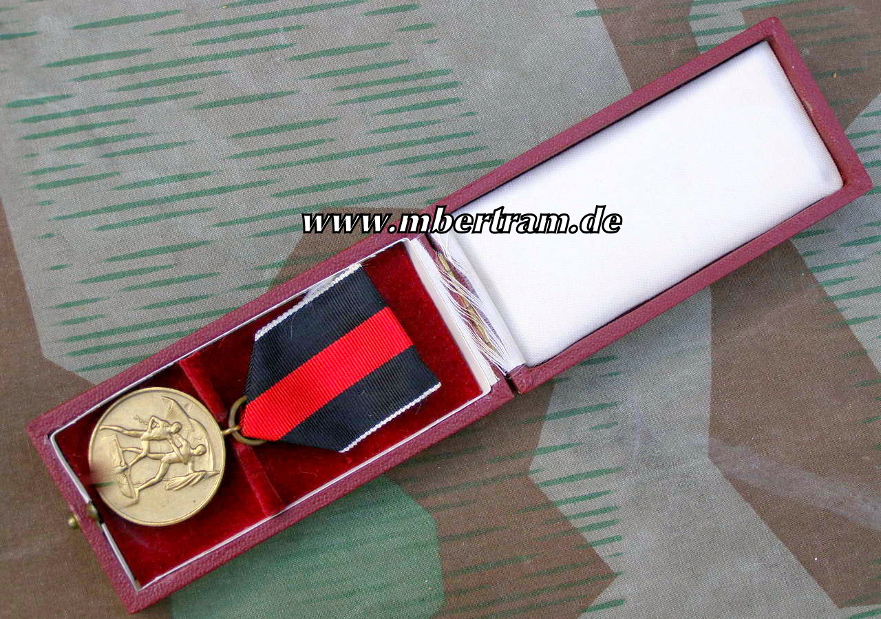 Medaille OKTOBER 1938 AM BAND M. ETUI