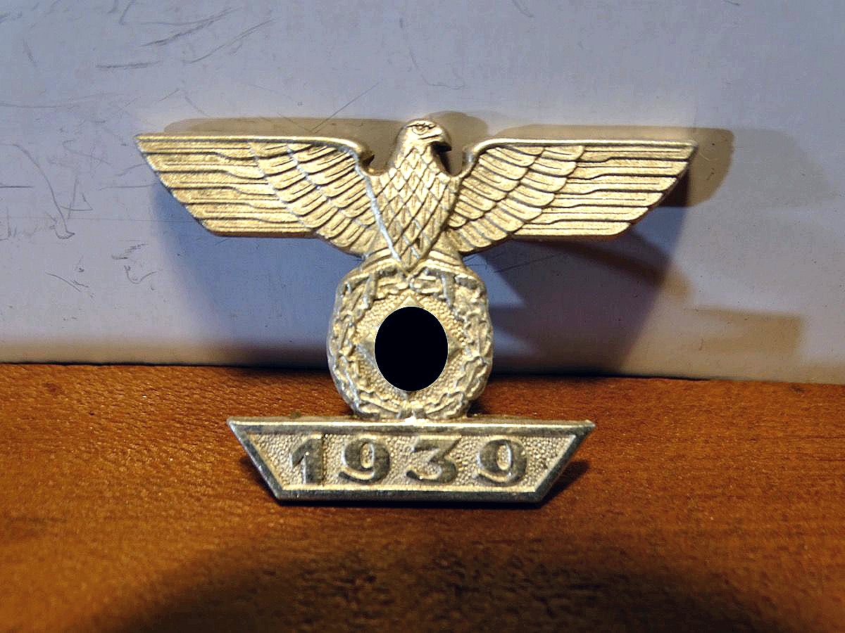 Wiederholungsspange 1939 zum Eisernen Kreuz 1. Klasse 1914, Buntmetall, frostversilbert, polierte Kanten.  L / 11 Deumer