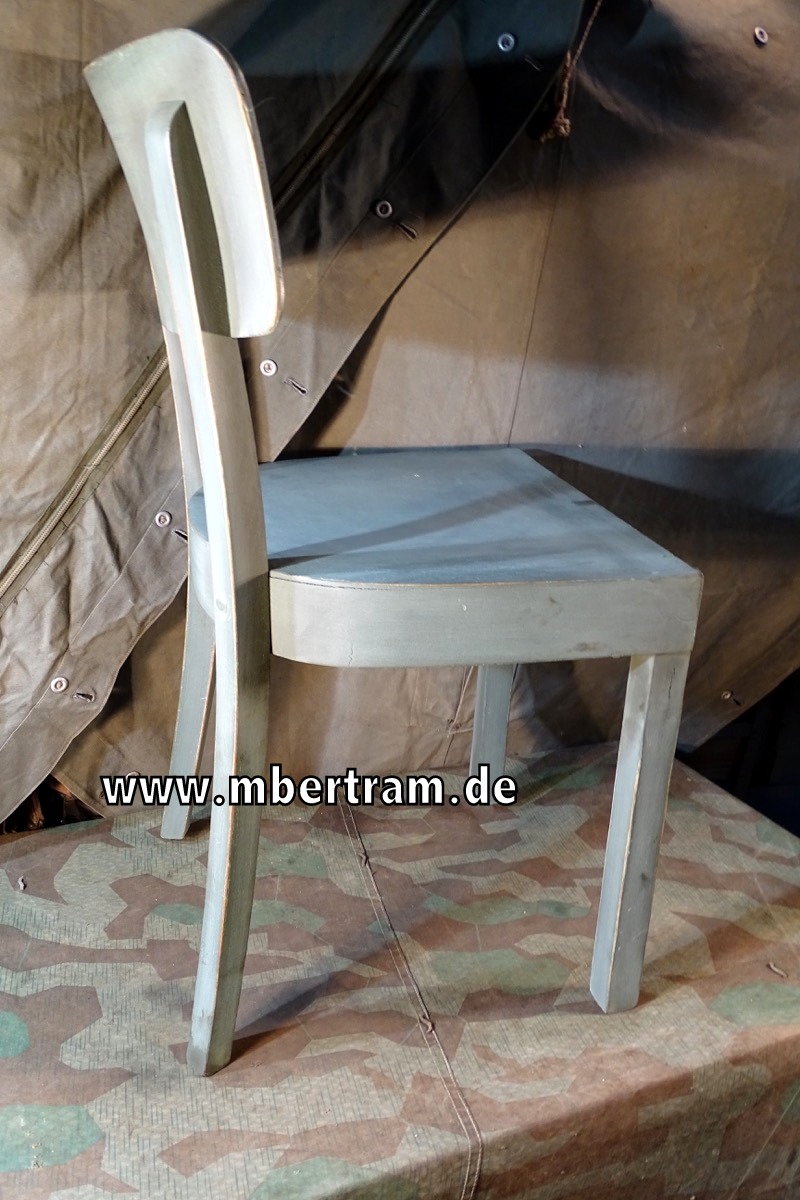 Stuhl der Arbeitsfront mit Etikett "DAF Zahnrad- Muster Möbel Nr. 104"