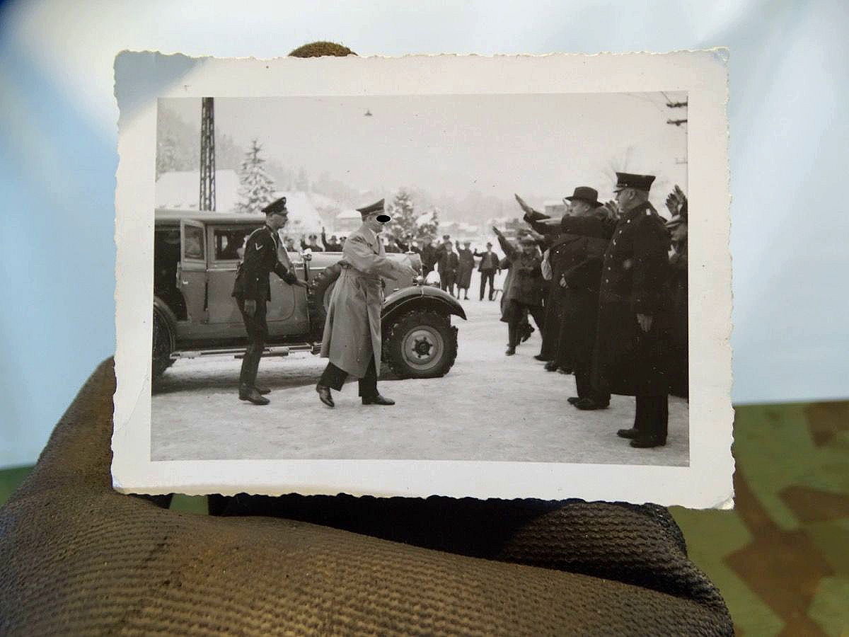 2 Privatfotos von Adolf Hitler auf Bahnhof Berchtesgaden, Oberbayern, Mittags 15.02.1938