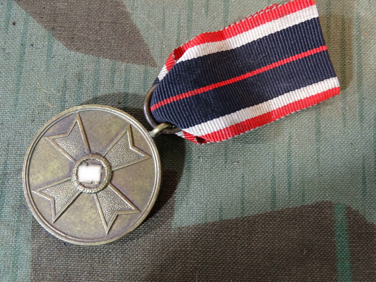 Kriegsverdienstmedaille, Buntmetall mit  Band
